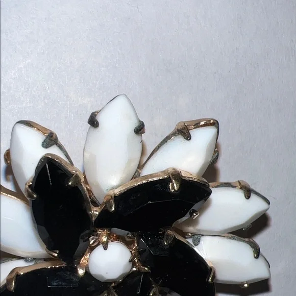 Vintage Black and White Floral Brooch - Picture 5 of 6